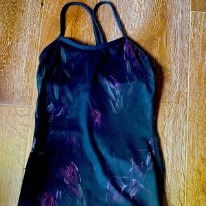 Lulu lemon top small. EUC. Too small for me. So I did not wear.